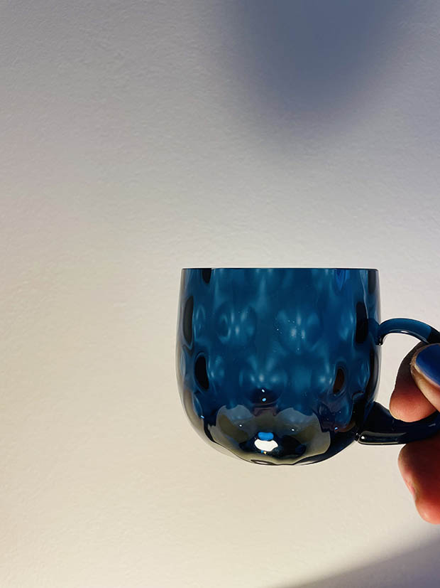 Hrneček puntíkovaný v kouřově modrém křišťálu - Obrázek 9
