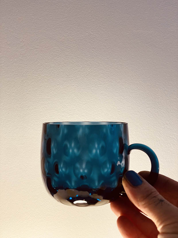 Hrneček puntíkovaný v kouřově modrém křišťálu - Obrázek 7