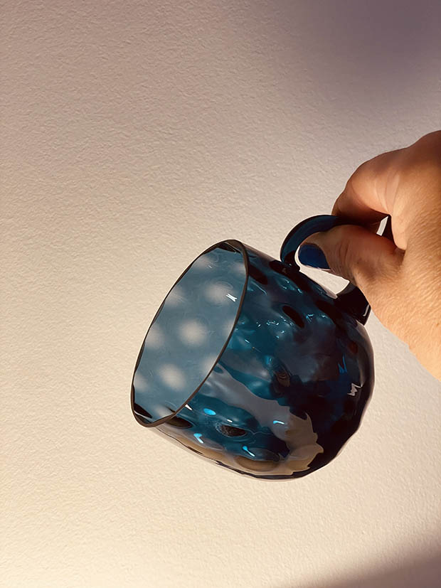 Hrneček puntíkovaný v kouřově modrém křišťálu - Obrázek 6