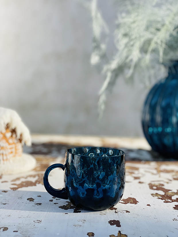 Hrneček puntíkovaný v kouřově modrém křišťálu