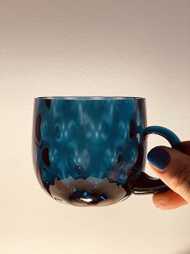 Hrneček puntíkovaný v kouřově modrém křišťálu - Obrázek 3