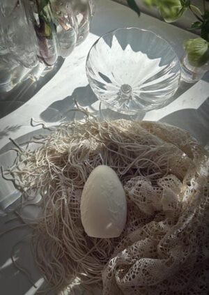 Řemeslná svíčka Vajíčko bílé oválné s kyticí