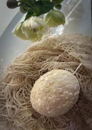 Řemeslná svíčka Vajíčko bílé s malými kytičkami