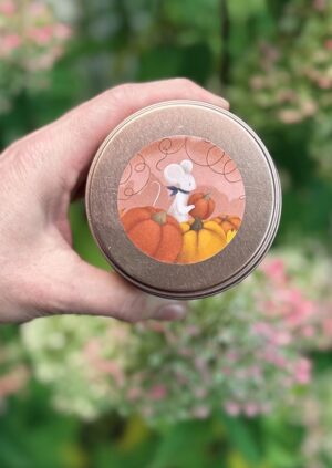 Svíčka v plecháčku - Dýňová víla se skořicovým věnečkem